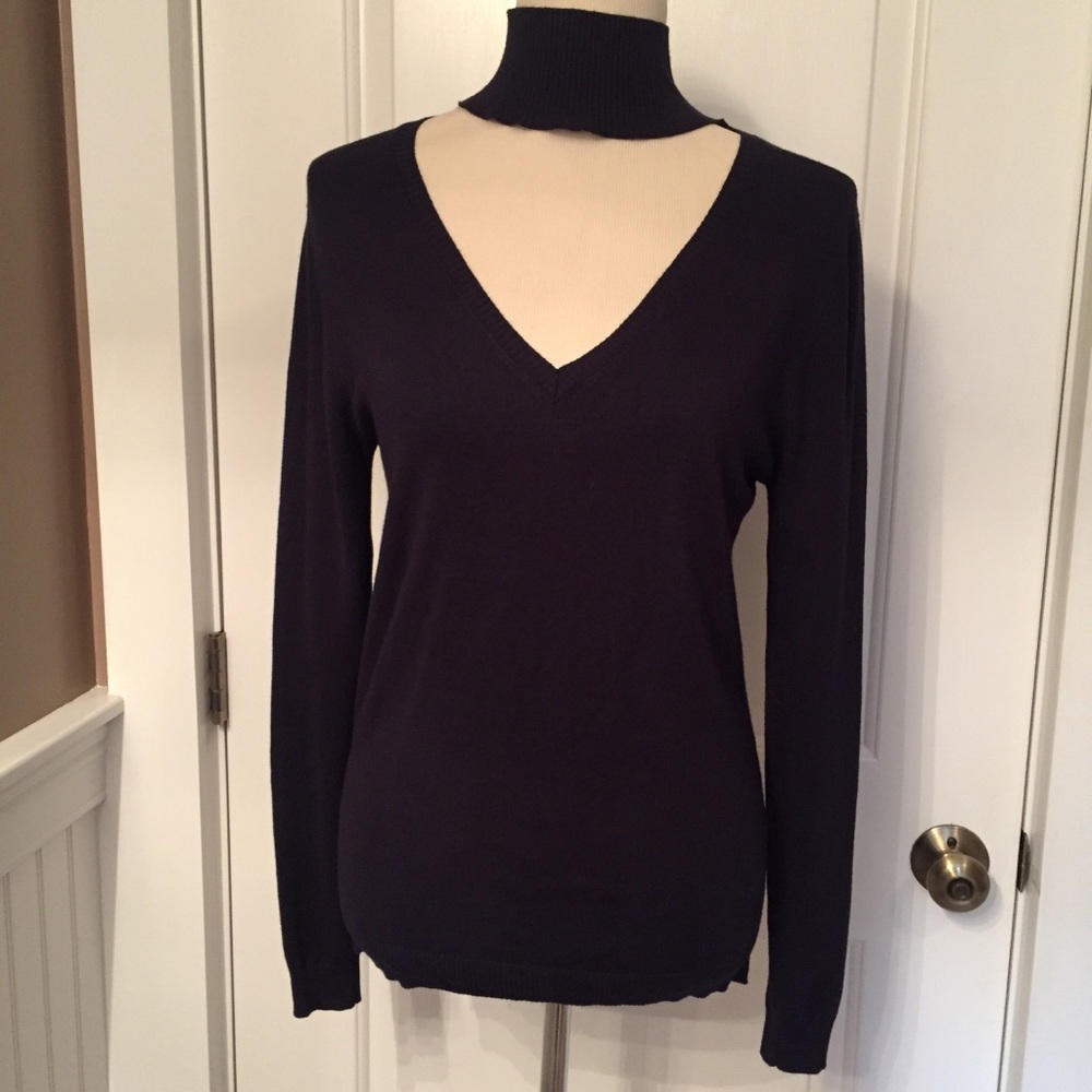 525 AMERICA TOP BLUE CUT OUT TNECK VNECK MEDIUM